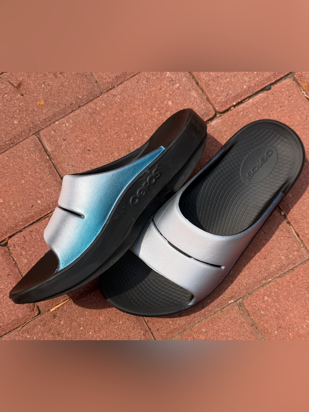 OOFOS Like New (M6, W8, EU39) OOriginal Metallic Silver and Blue Recovery Slide